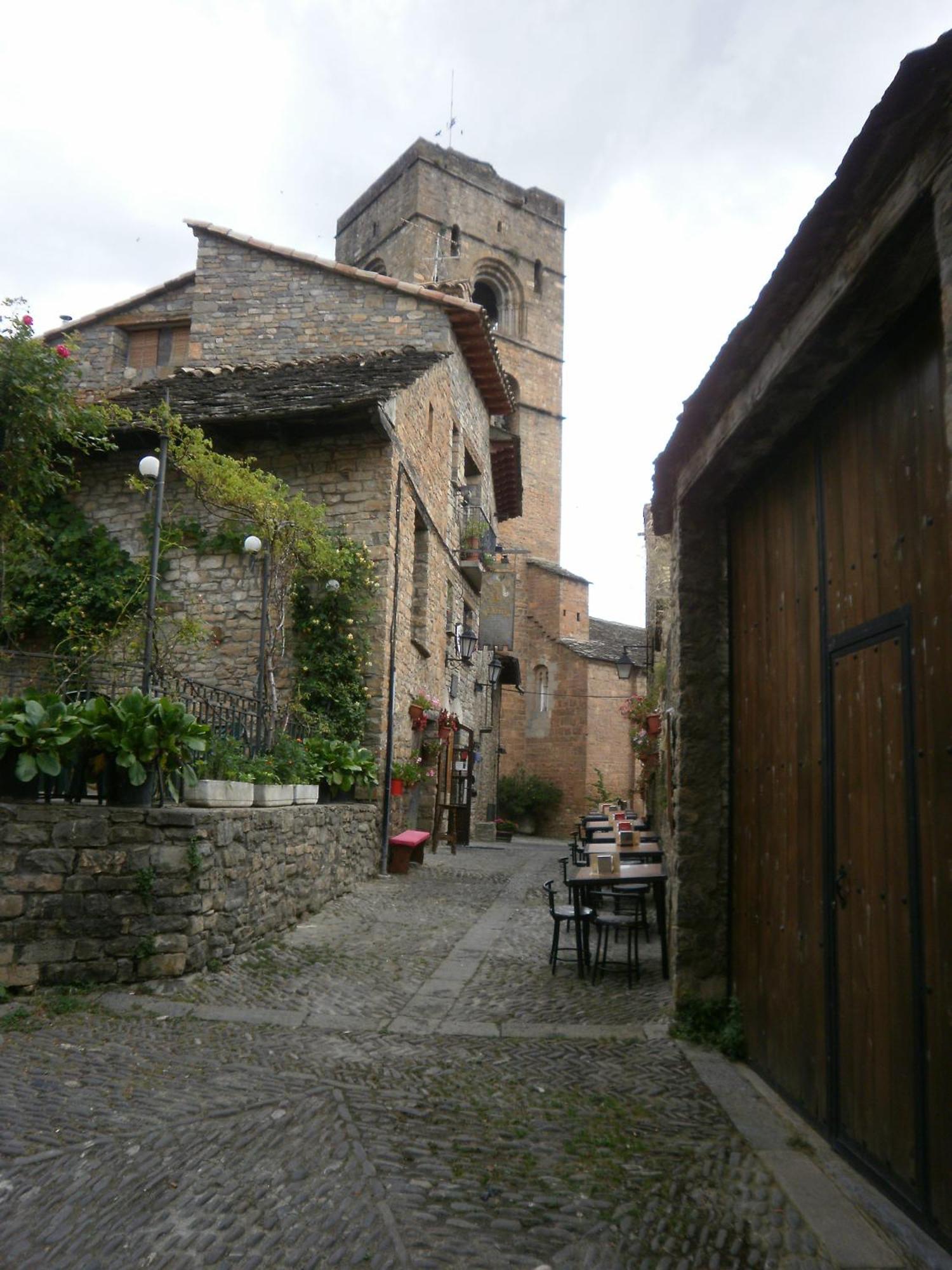 Hostal Pirineos Ainsa Exterior photo